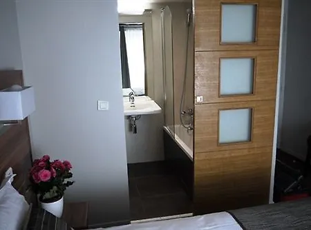 מלון Chabrol Opera 3*